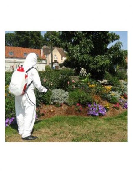 nettoyage de jardin avec le pulvérisateur pro sprayer